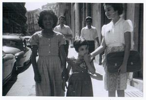 a gauche mes soeurs monique et andre + une  amie sur le bld du 2 zouaveamie